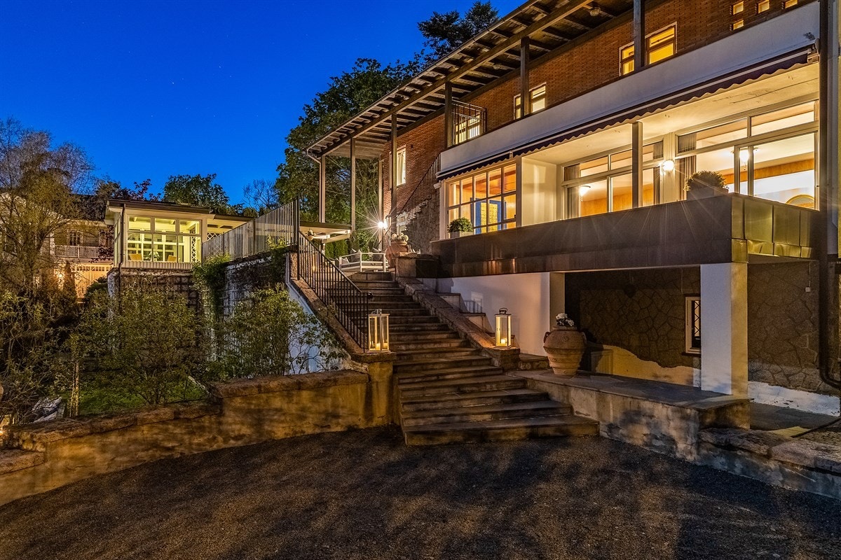 I hagen er det bygget en sirkelformet uteplass med granitt kant og singel på bakken ( renovert i 2007 ) Galleribilde