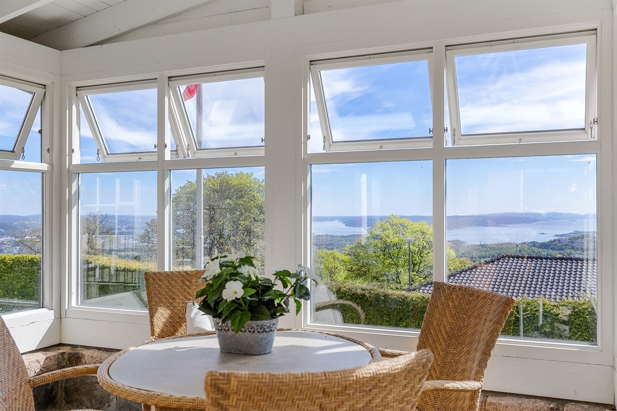 Innglasset lysthus ytterst mot utsikten ( renovert i 2002/2003 ) gir rom for mange hyggelige sommerkvelder. Galleribilde