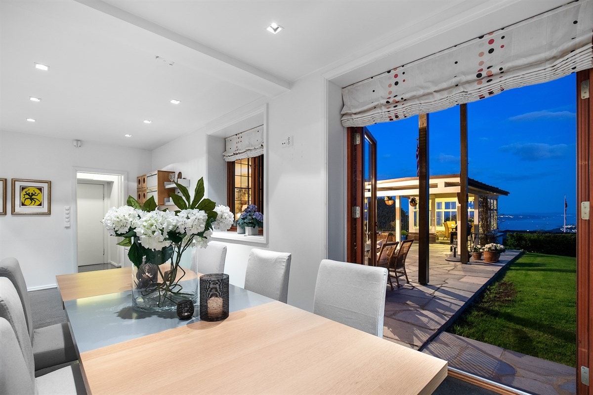 Utgang også fra kjøkkenet til stor terrasse og pent opparbeidede grøntarealer. Galleribilde