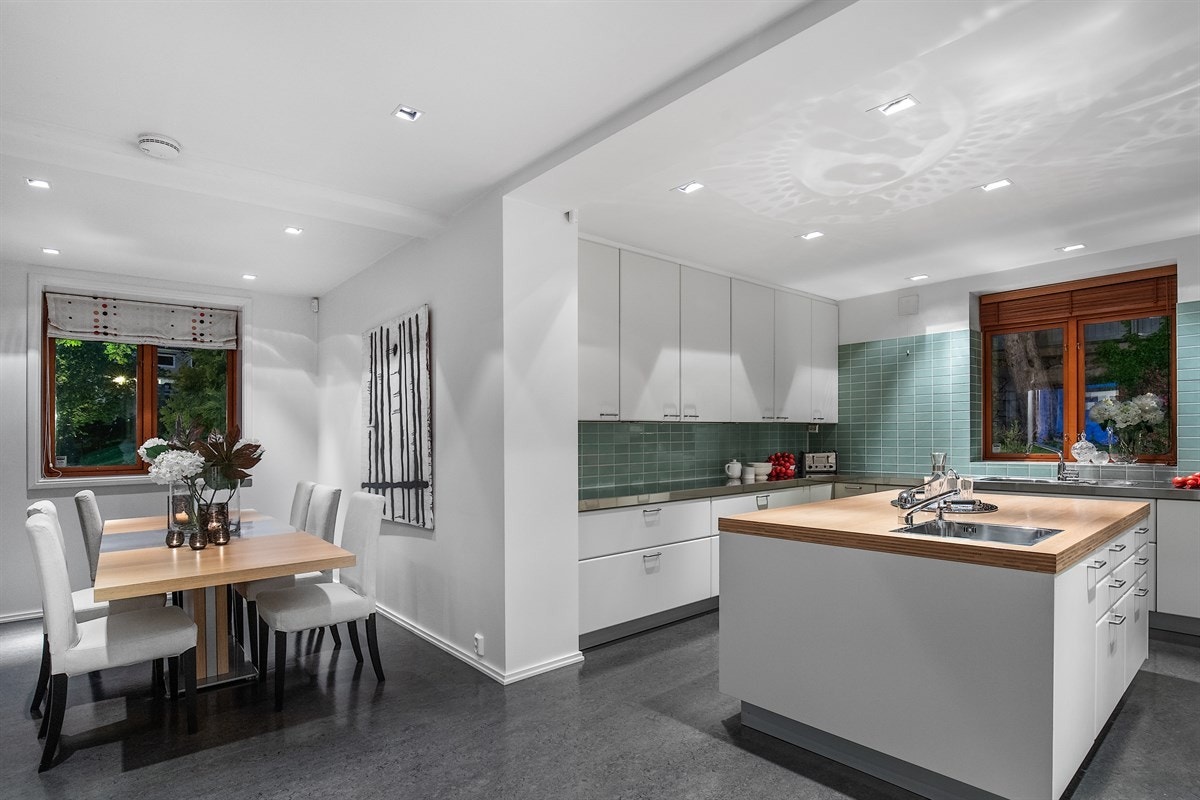 Kjøkkeninnredning fra italienske Boffi med soft closing og sokkel i aluminium samt frittstående arbeidsøy. Galleribilde