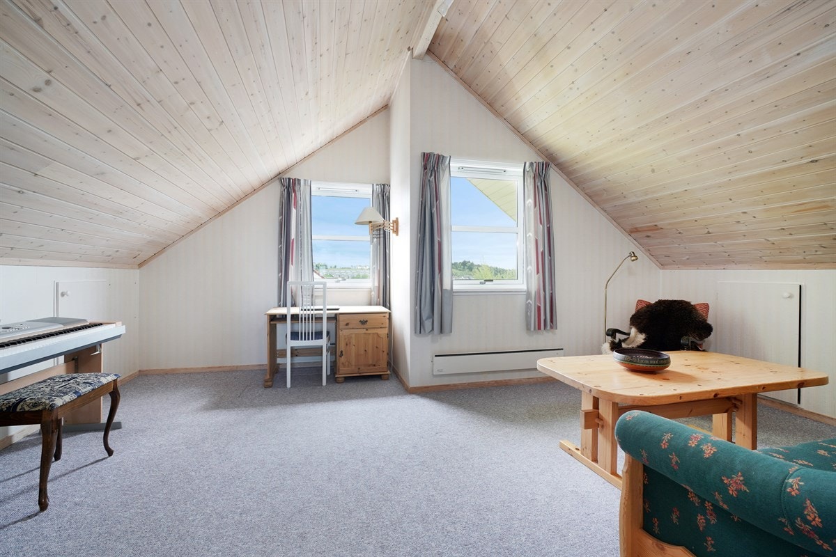 Loftstue. I denne etasjen er det også god lagringsplass i knevegg. Galleribilde