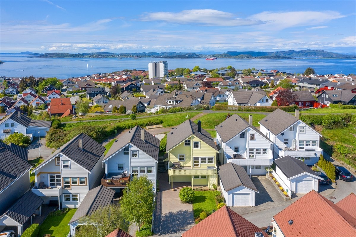 Boligen har en flott beliggenhet og grenser til friområde. Galleribilde