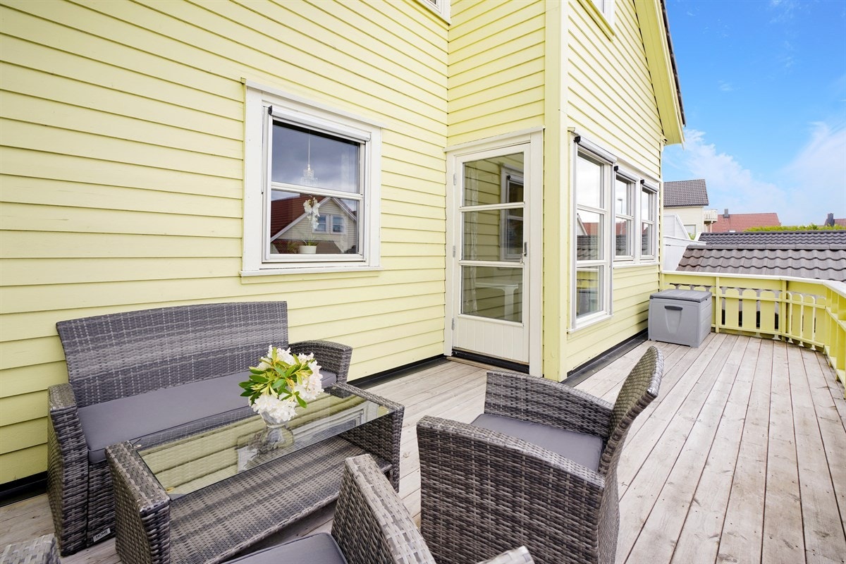 Balkong med gode solforhold og tilkomst fra stue. Galleribilde