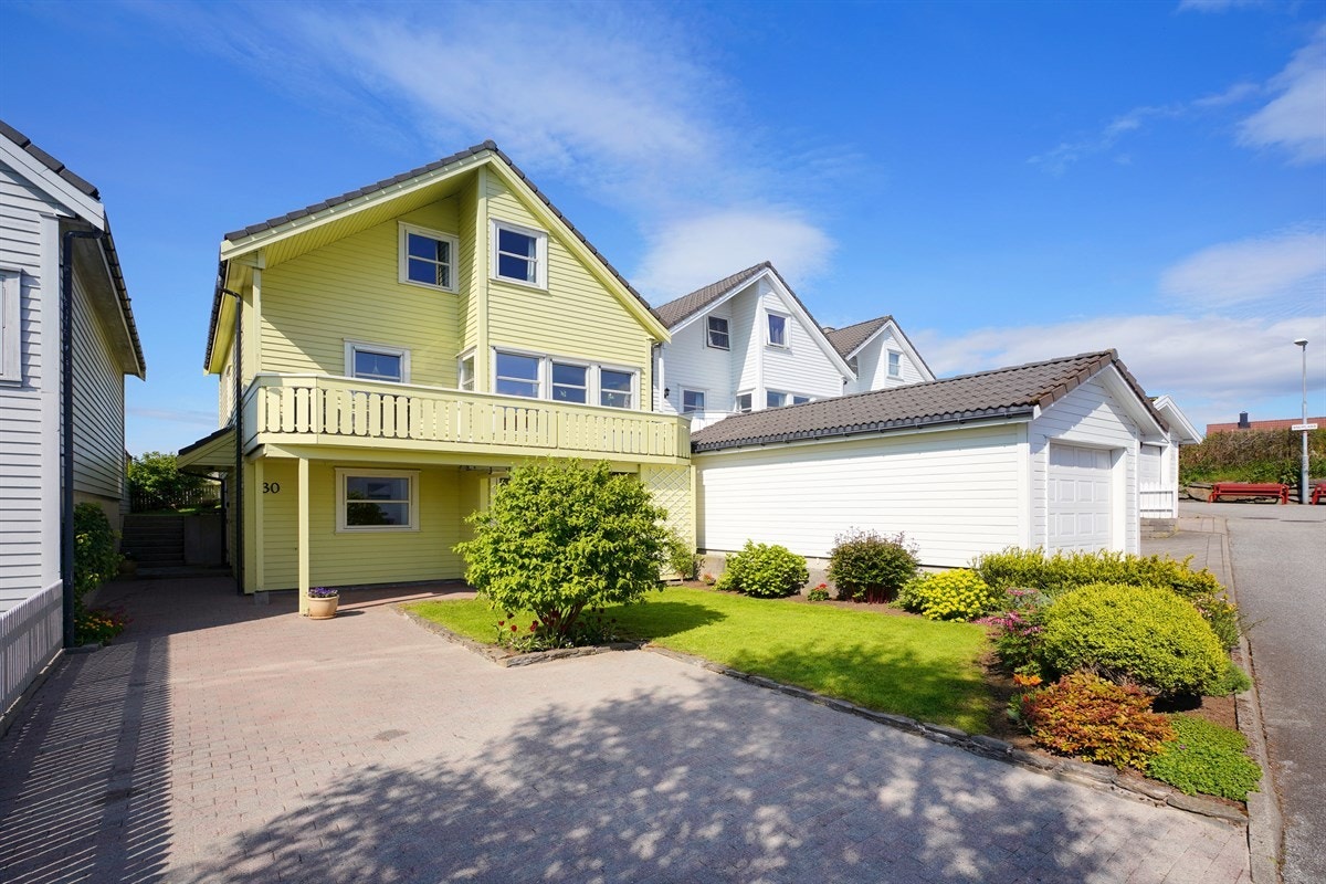 God parkering på tomten og fin hage foran. Galleribilde