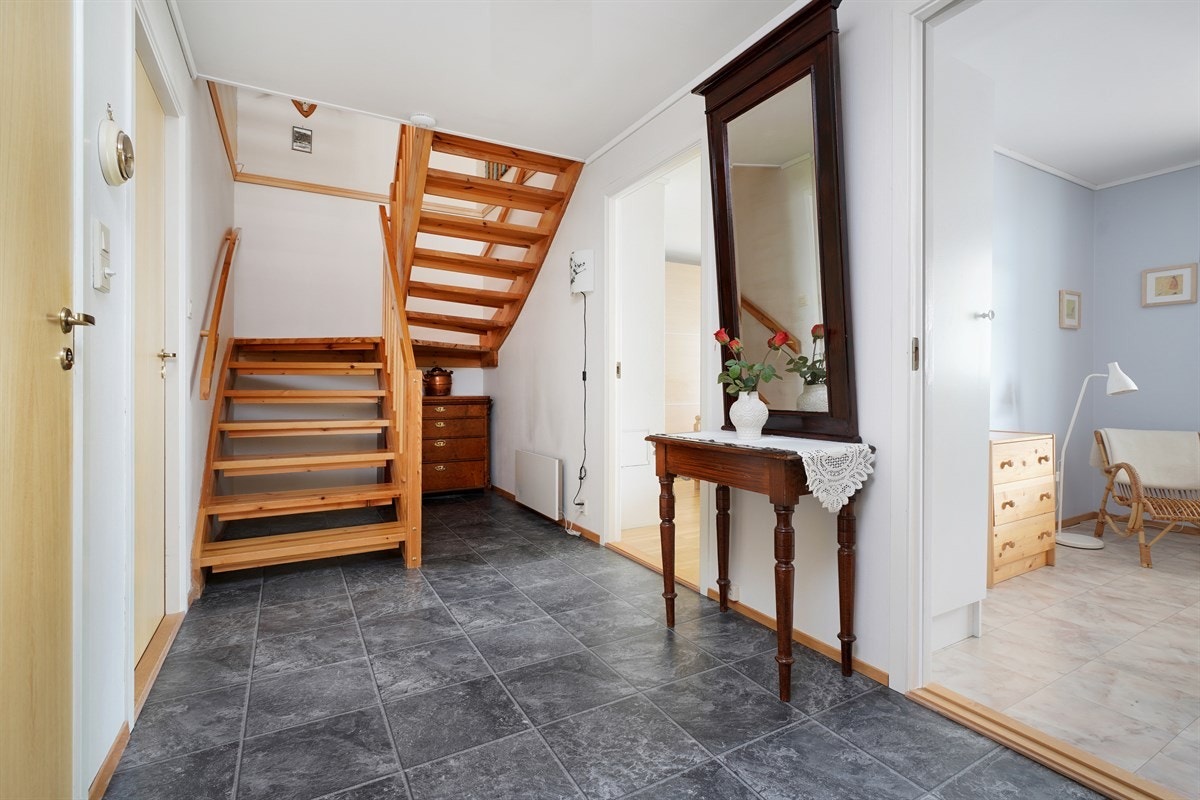 Gang i u. etg. I denne etasjen er det også et romslig hobbyrom/arbeidsrom. Galleribilde