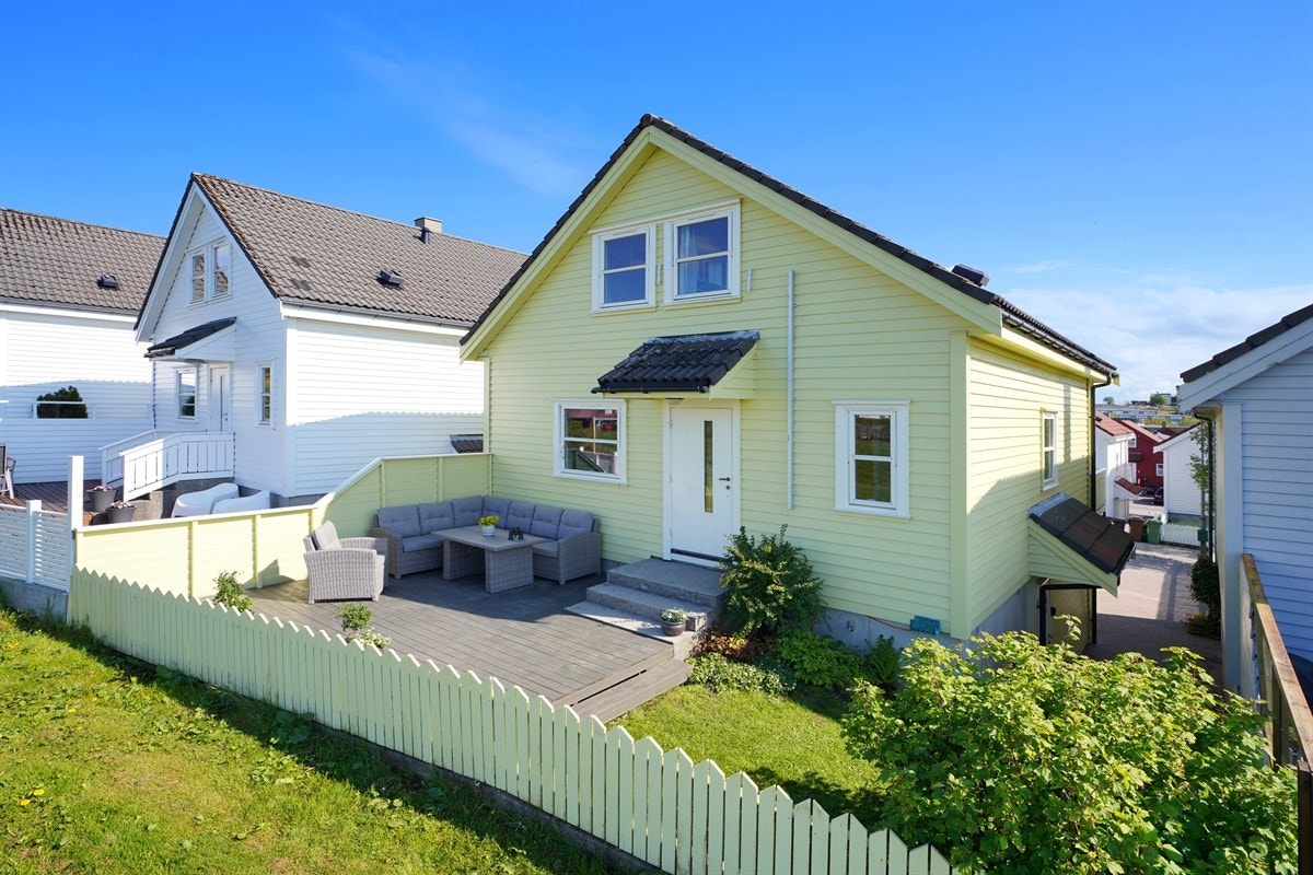 På baksiden mot friområdet er det terrasse og hage. Galleribilde