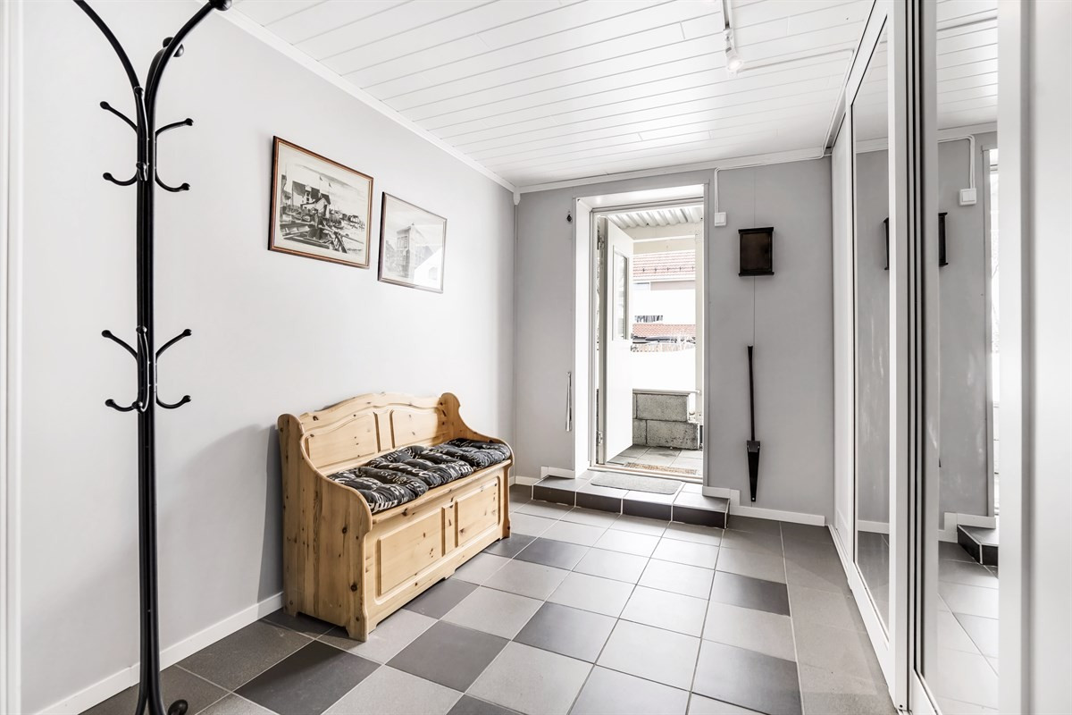 Entre til leilighet i 1. etg. med varmekabler og skyvedørsgarderobe
