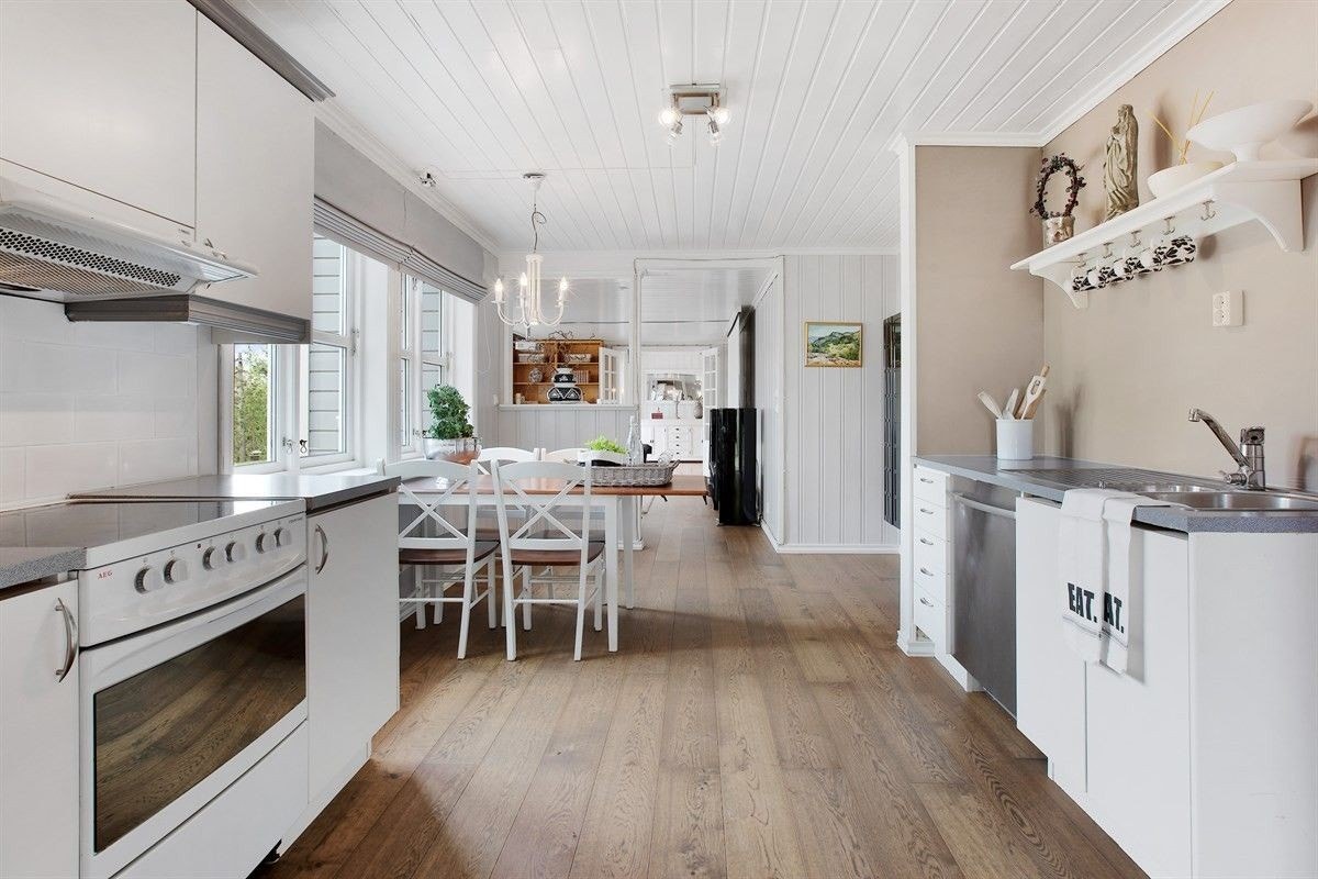 Romslig kjøkken med god plass til spisebord Galleribilde