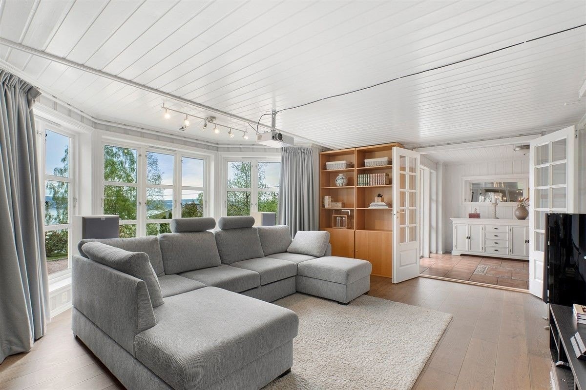 Stor stue med store vindusflater og utsikt Galleribilde