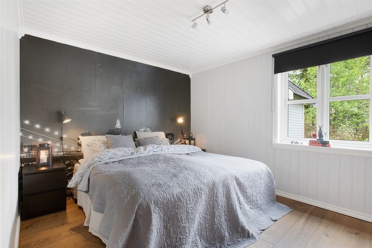 Romslig soverom med vindu ut mot terrassen til leiligheten Galleribilde