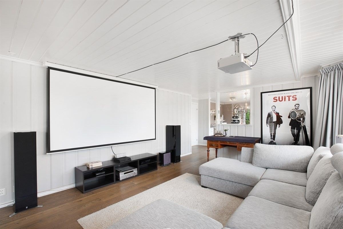 Stuen er møblert som hjemmekino Galleribilde