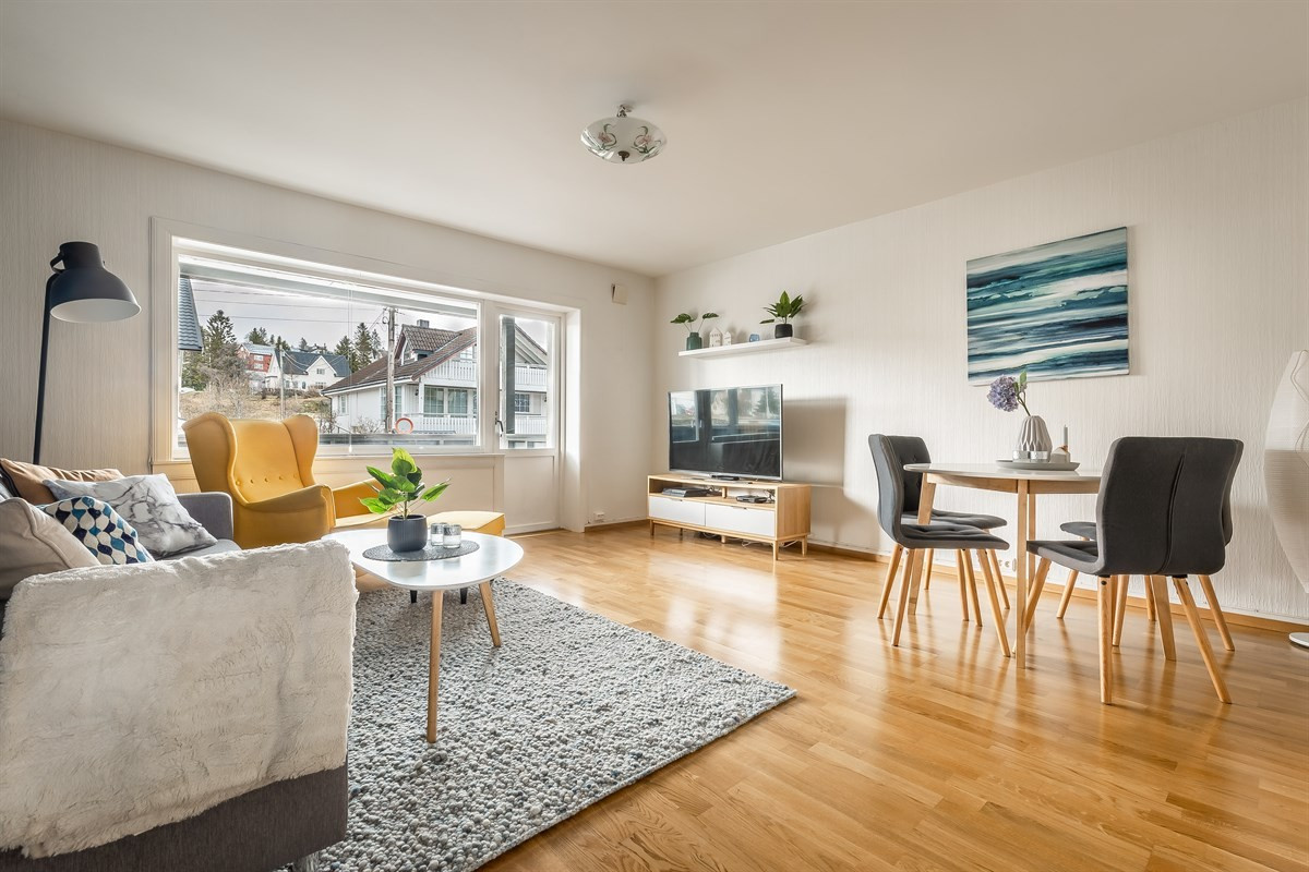 Fra stue har man utgang til vestvendt balkong. Store vinduer gir mye lys og luft