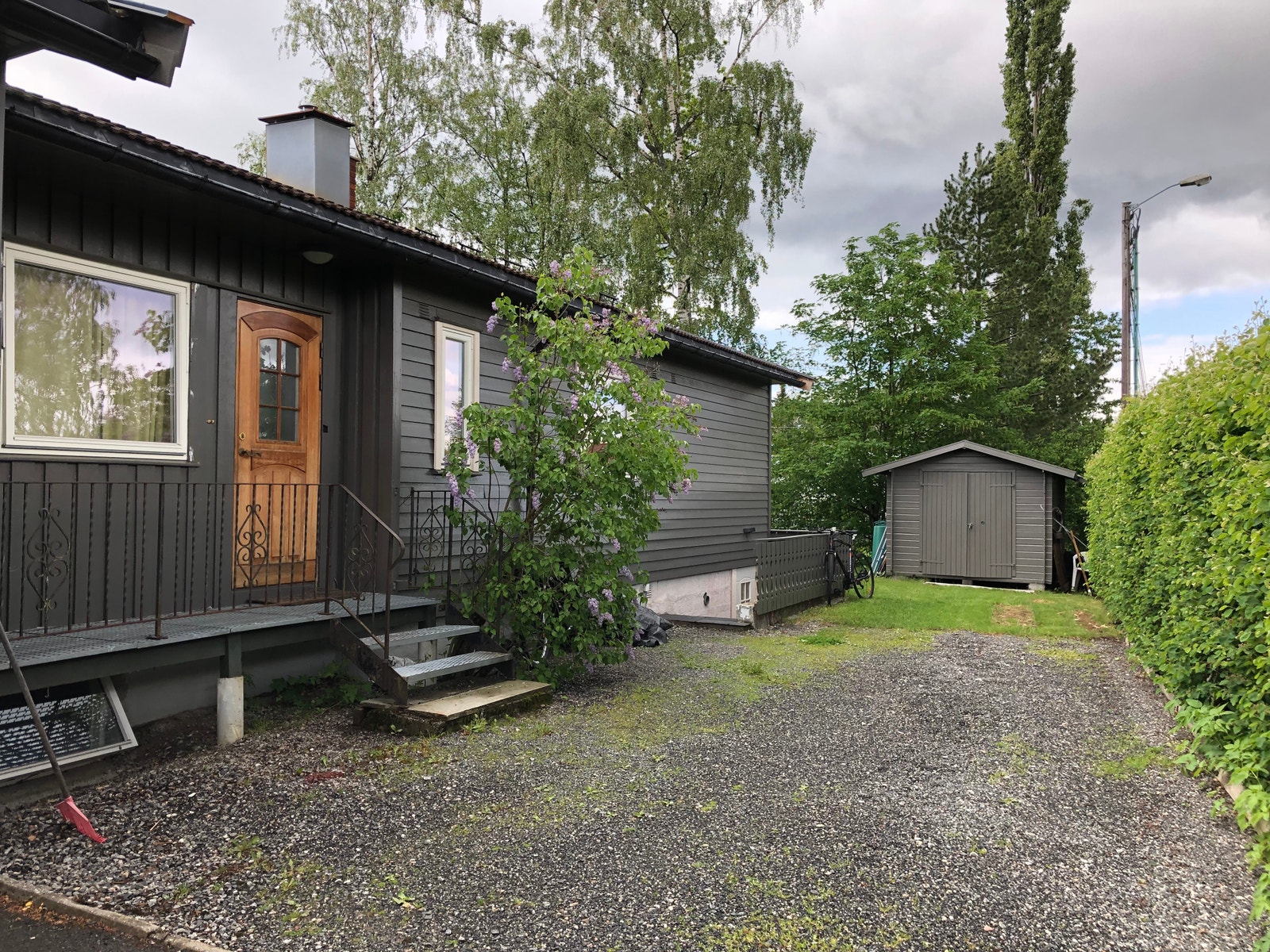 Inngang. Midlertidig trapp nå, siden vi har drenert rundt huset. På bildet ser man den gamle trappen. Galleribilde