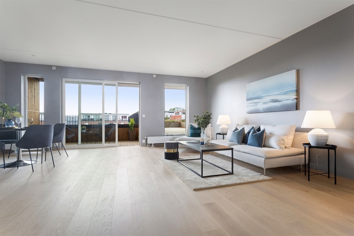 Vi har gleden av å presentere denne flotte toppleiligheten i Turbinveien 40 med to balkonger og privat takterrasse! Galleribilde