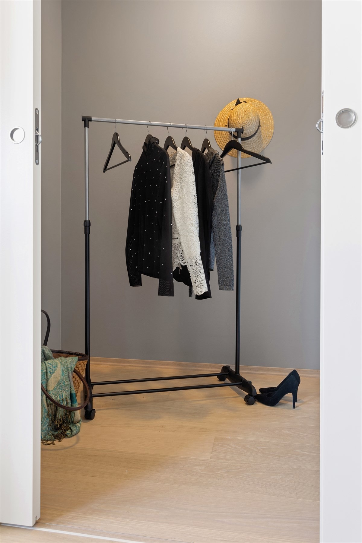 Egen walk-in garderobe fra soverom. Galleribilde
