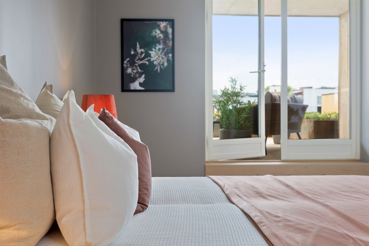 Luftig hovedsoverom med eget walk-in closet og bad. Utgang til privat takterrasse. Galleribilde