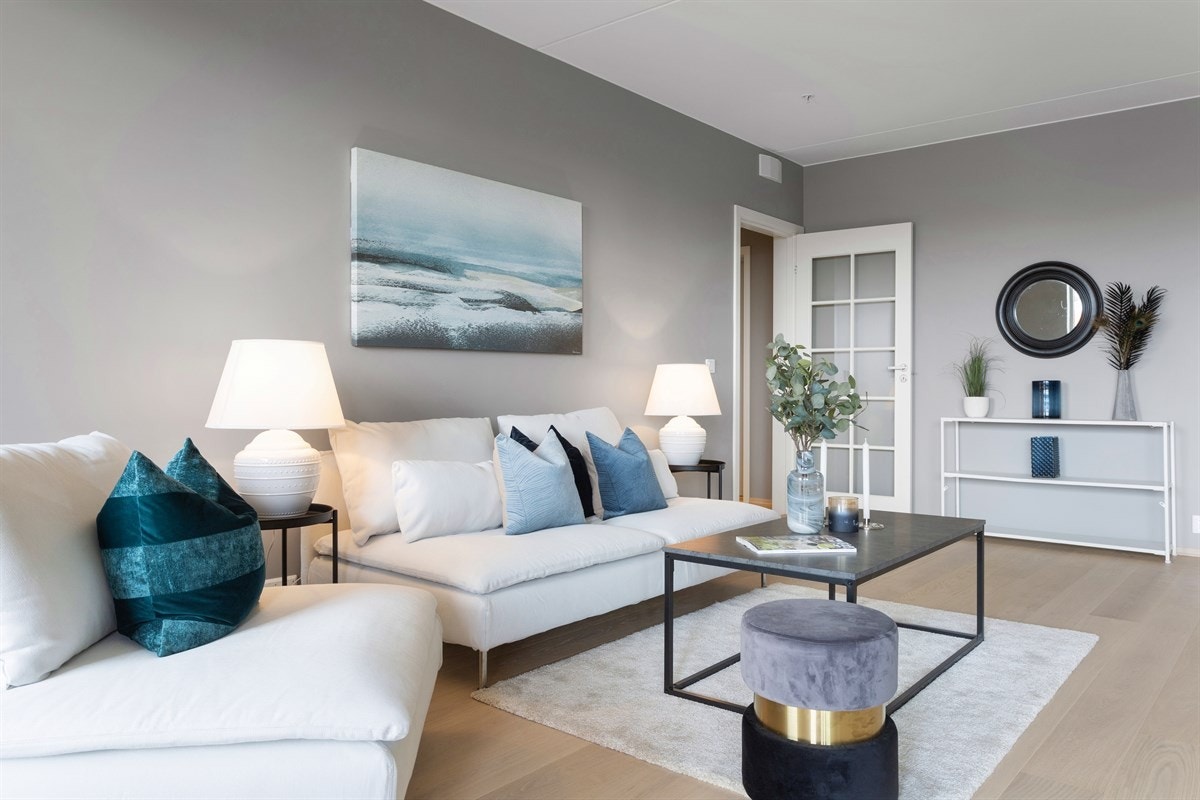 Stue malt i lekker gråtone. De store vindusflatene mot balkong og takterrasse gir rikelig med naturlig lys. Galleribilde