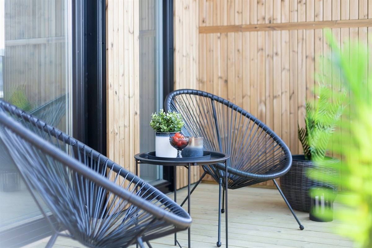 Balkongen har plass til egen seksjon med utemøblement. Galleribilde