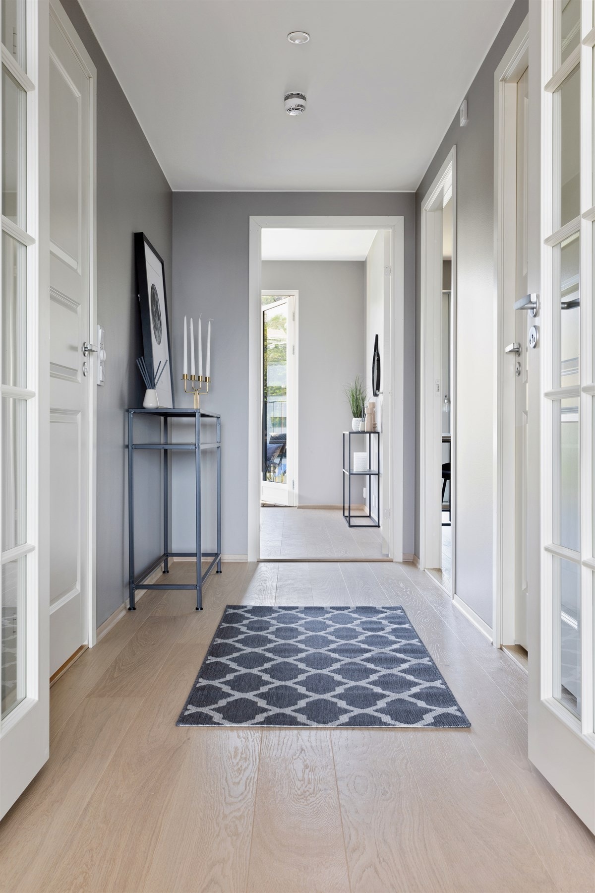 Gang fra stue/kjøkken med inngang til bad, to soverom og romslig innvendig bod. Galleribilde