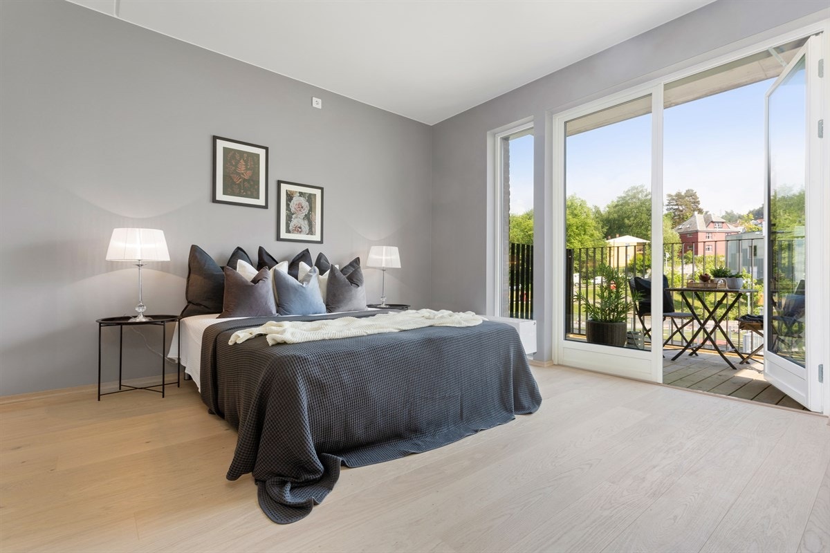 Romslig soverom uten innsyn. Utgang til østvendt balkong på 8 kvm. Galleribilde