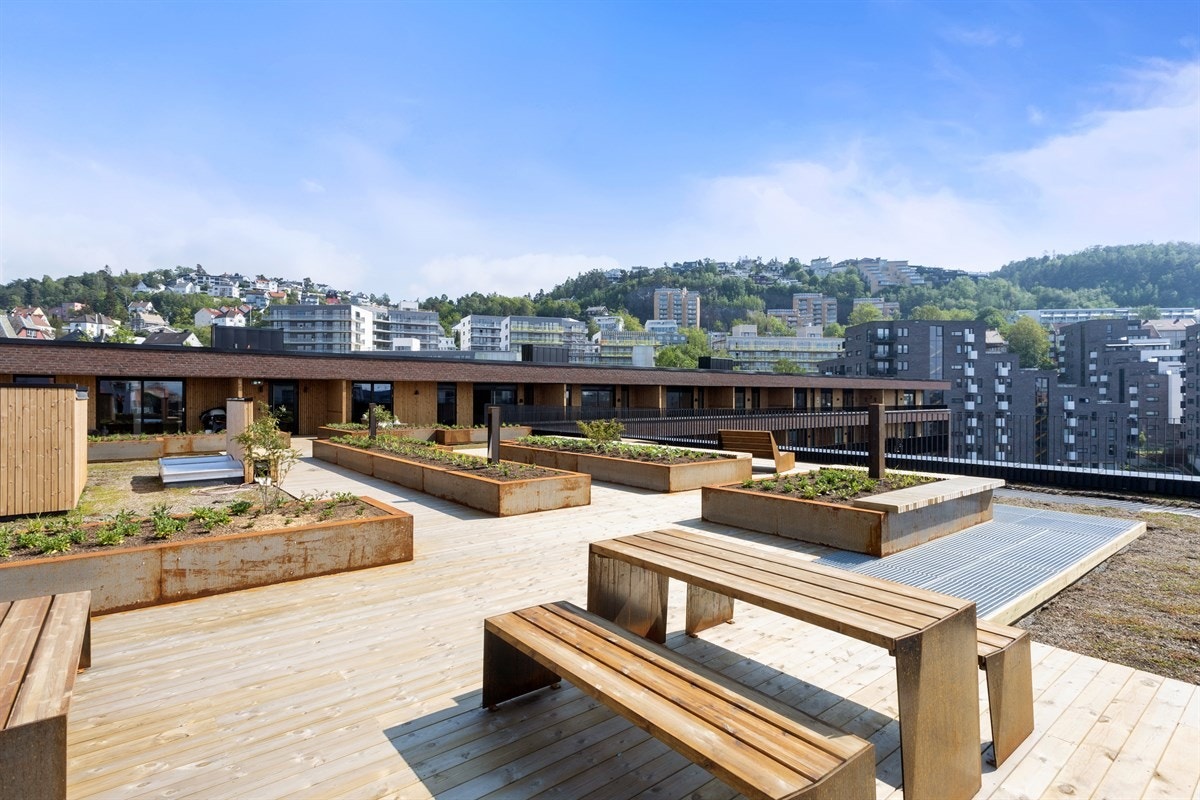 Felles takterrasse i tilknytning til leiligheten. Herfra har man utsikt mot Ekeberg, Vålerenga og mot sentrum. Galleribilde