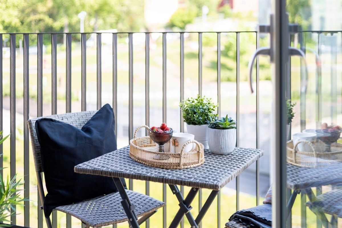 På balkongen kan du nyte frokosten og morgenkaffen i formiddagssolen. Galleribilde