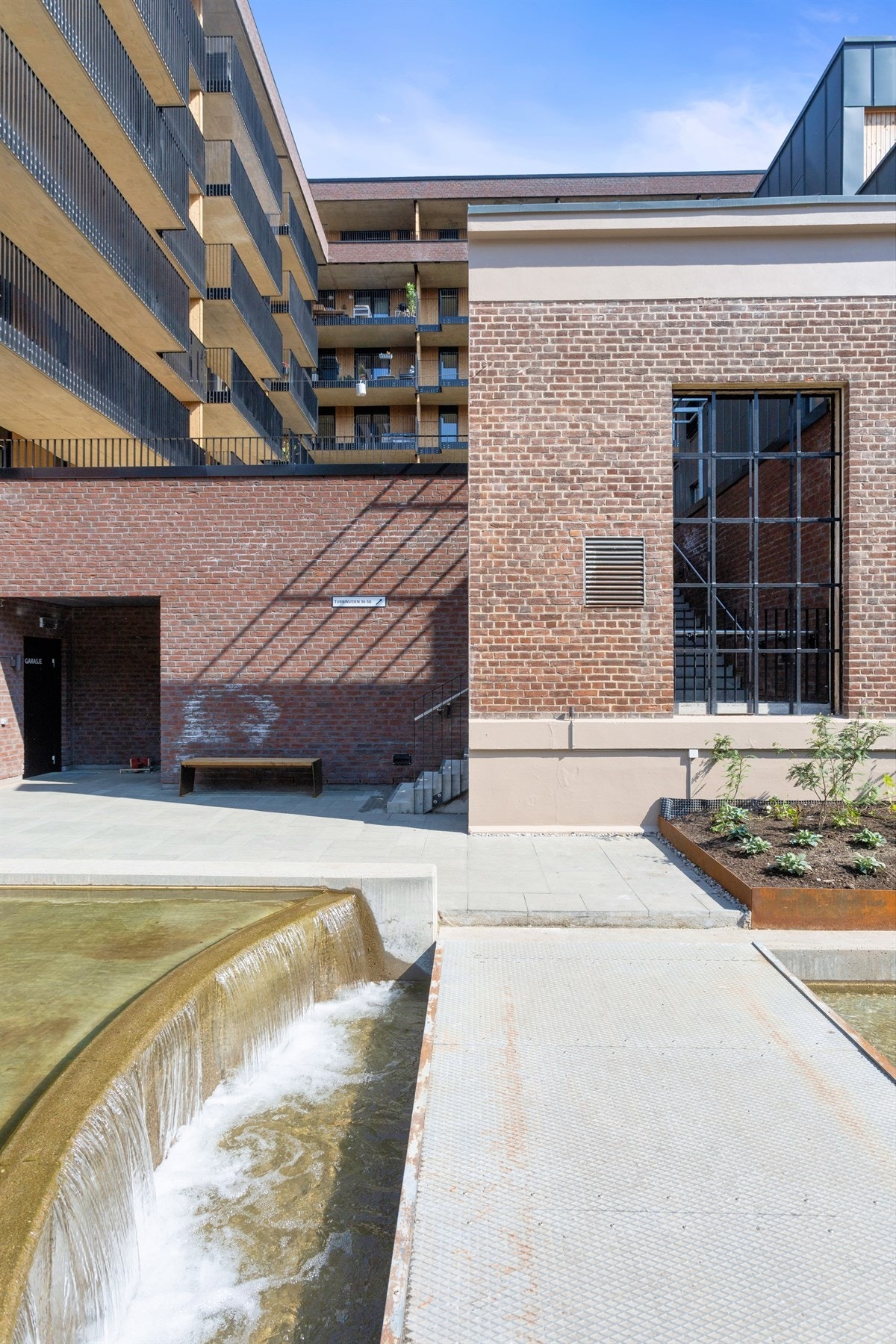 Kværnerdammen Borettslag ble ferdigstilt mars 2019 og har hyggelig vannspeil rett utforbi. Fra takterrassen hører man vannet sildre. Galleribilde