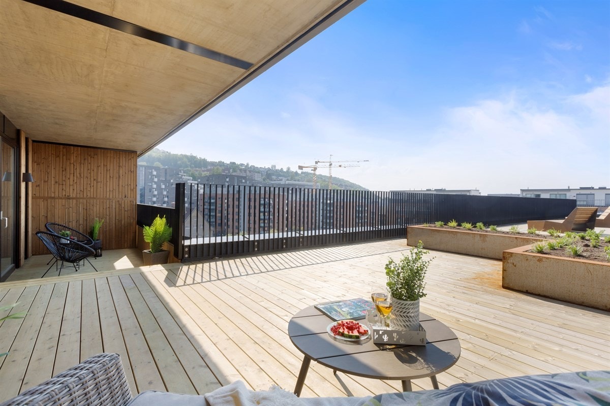 Terrassen kan inndeles i flere soner og passer ypperlig til hyggelige sammenkomster sommerstid. Galleribilde