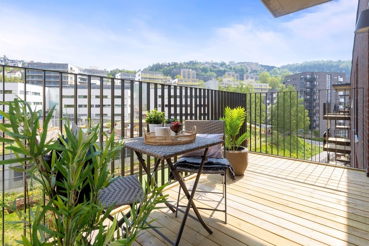 Balkongen har adkomst fra to av leilighetenes soverom og har plass til hyggelig sittegruppe. Galleribilde