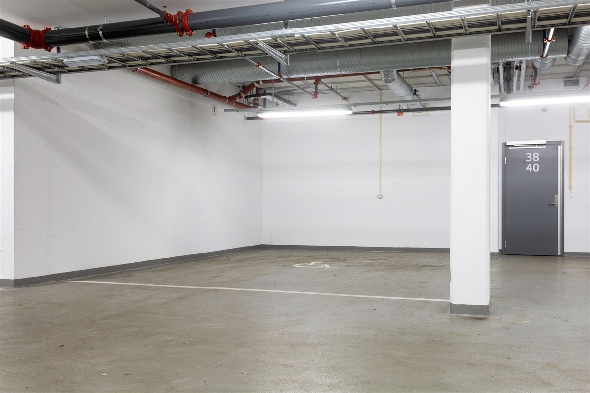 Det medfølger en ekstra bred garasjeplass (HC-merket) tilrettelagt for ladestasjon. Galleribilde