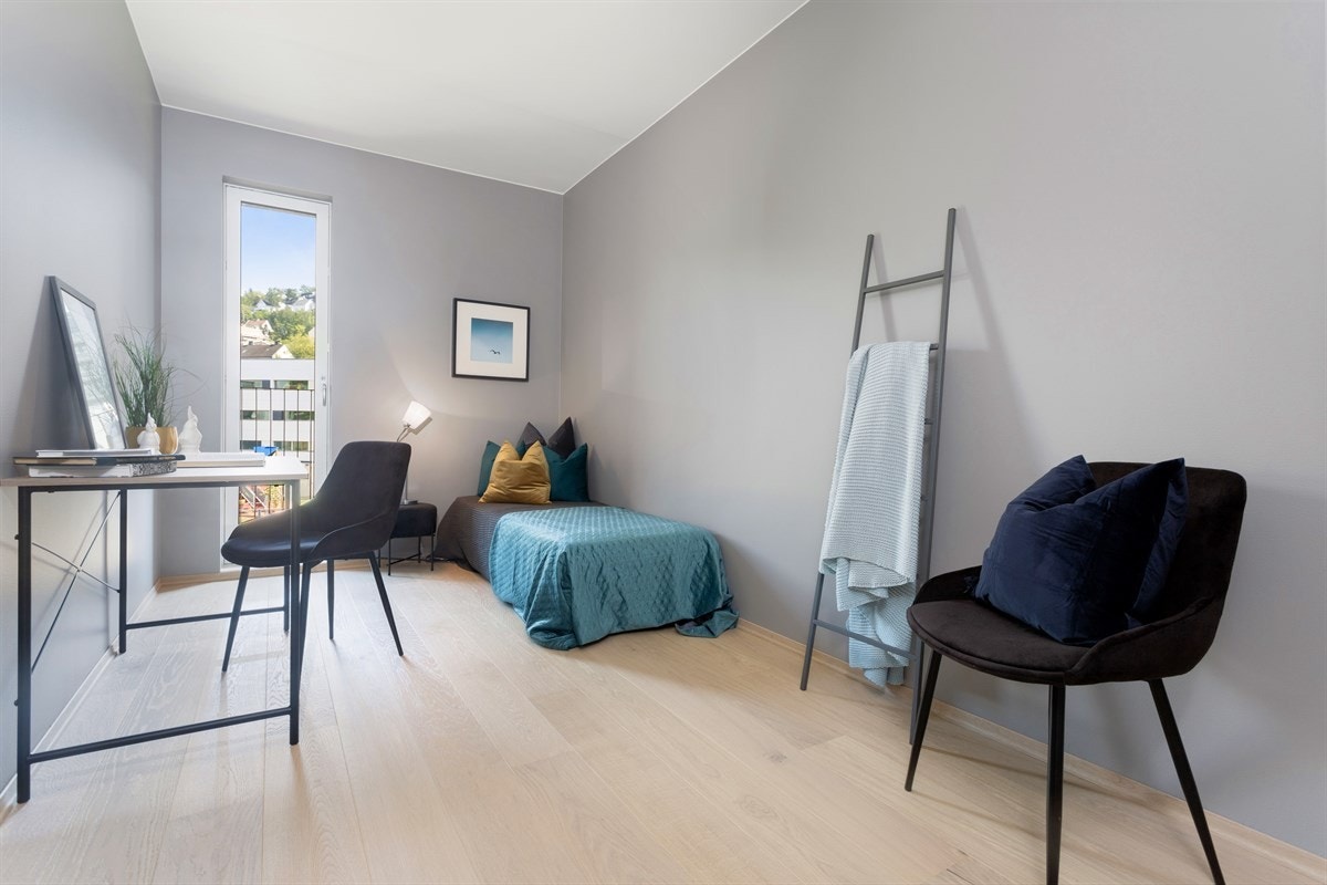 Soverommet har plass til seng, garderobeskap og arbeidshjørne. Galleribilde