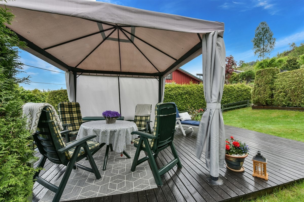 Partytelt og utemøbler. Galleribilde