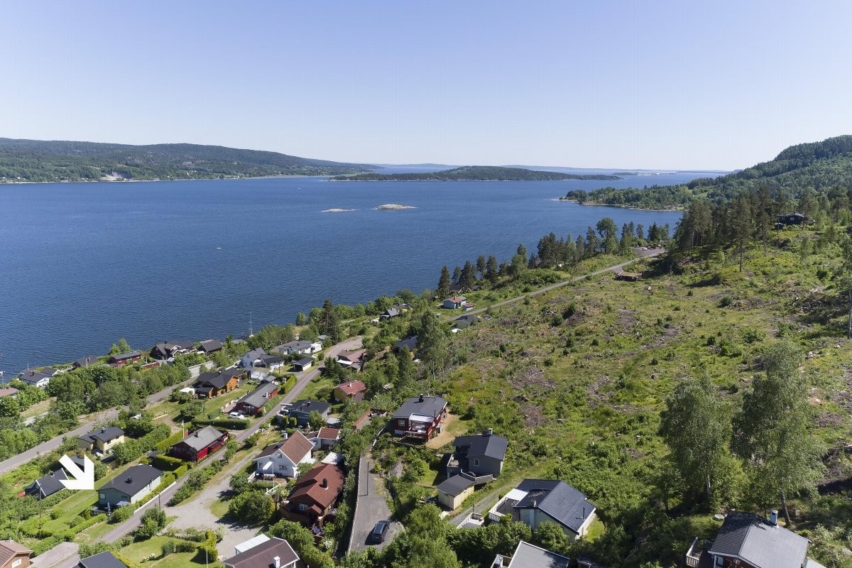 Hytten har umiddelbar nærhet til sjøen, brygge, flotte badeplasser og et skogsområde som gir gode rekreasjonsmuligheter året rundt. Galleribilde