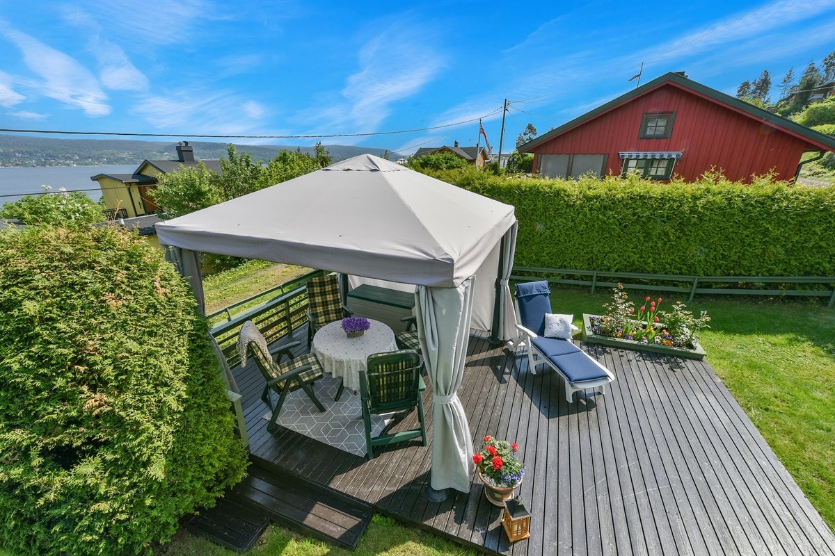 Varme dager kan også tilbringes på en deilig terrasse, med trapp ned til hagen. Galleribilde