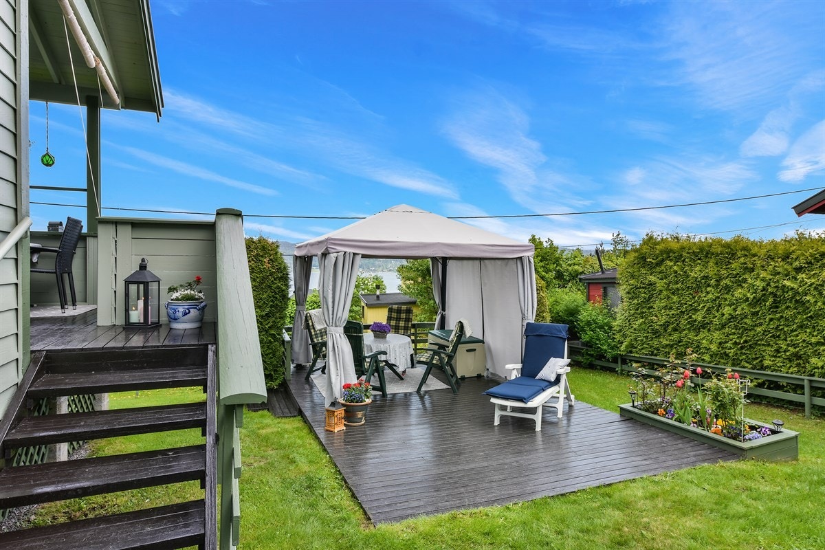 I hagen finner du en herlig terrasse på ca. 21 kvm, med partytelt og utemøbler. Galleribilde