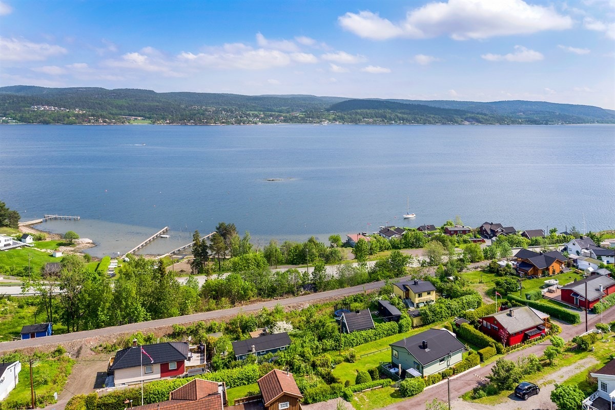 Hytta ligger i et naturskjønt, rolig og idyllisk hyttefelt på Øgarden i Sande kommune, med gang/sykkelvei til Sande og Holmestrand. Galleribilde