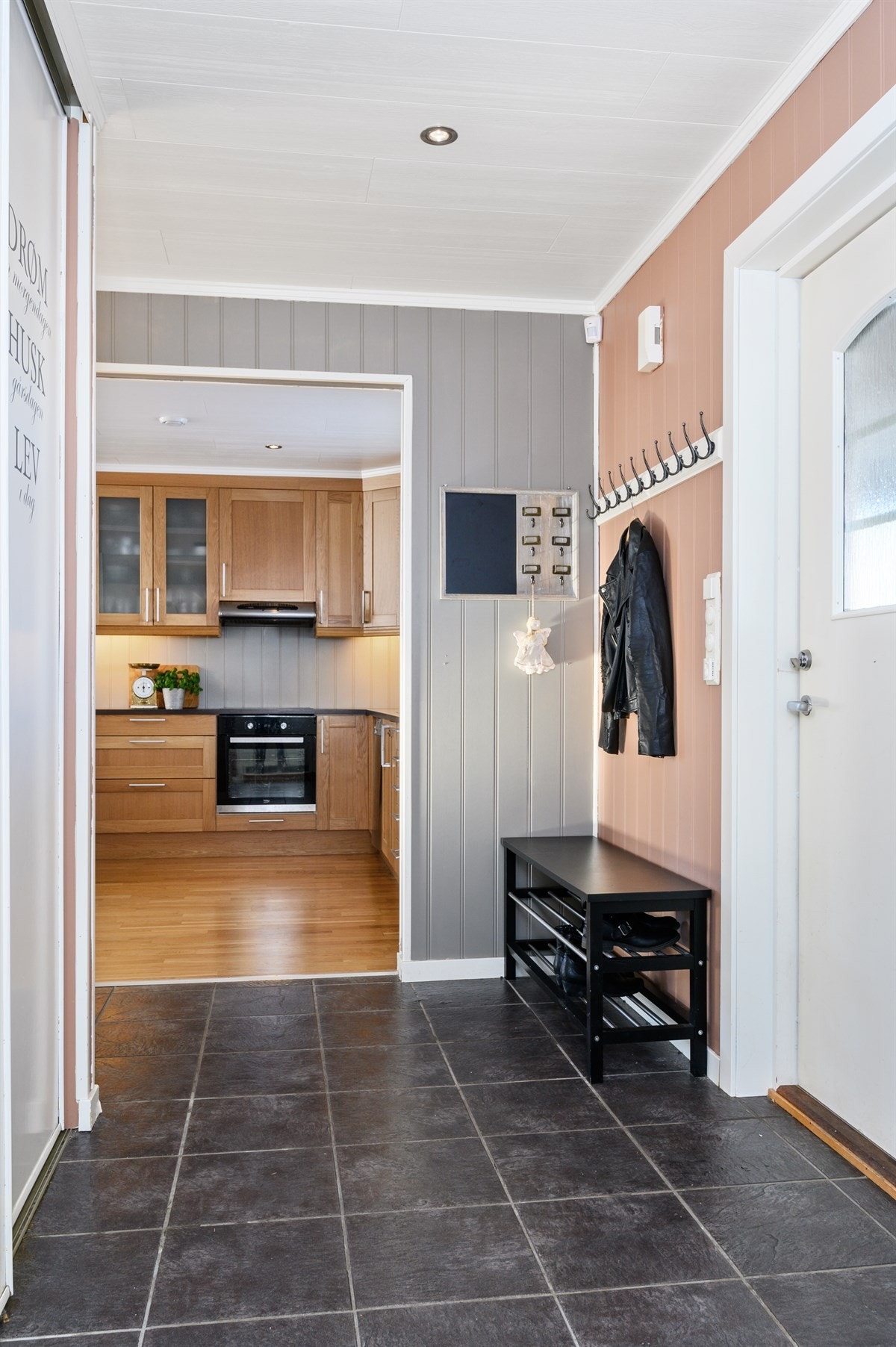 Velkommen inn! Entré med varmekabler i gulv og skyvedørsgarderobe. Galleribilde