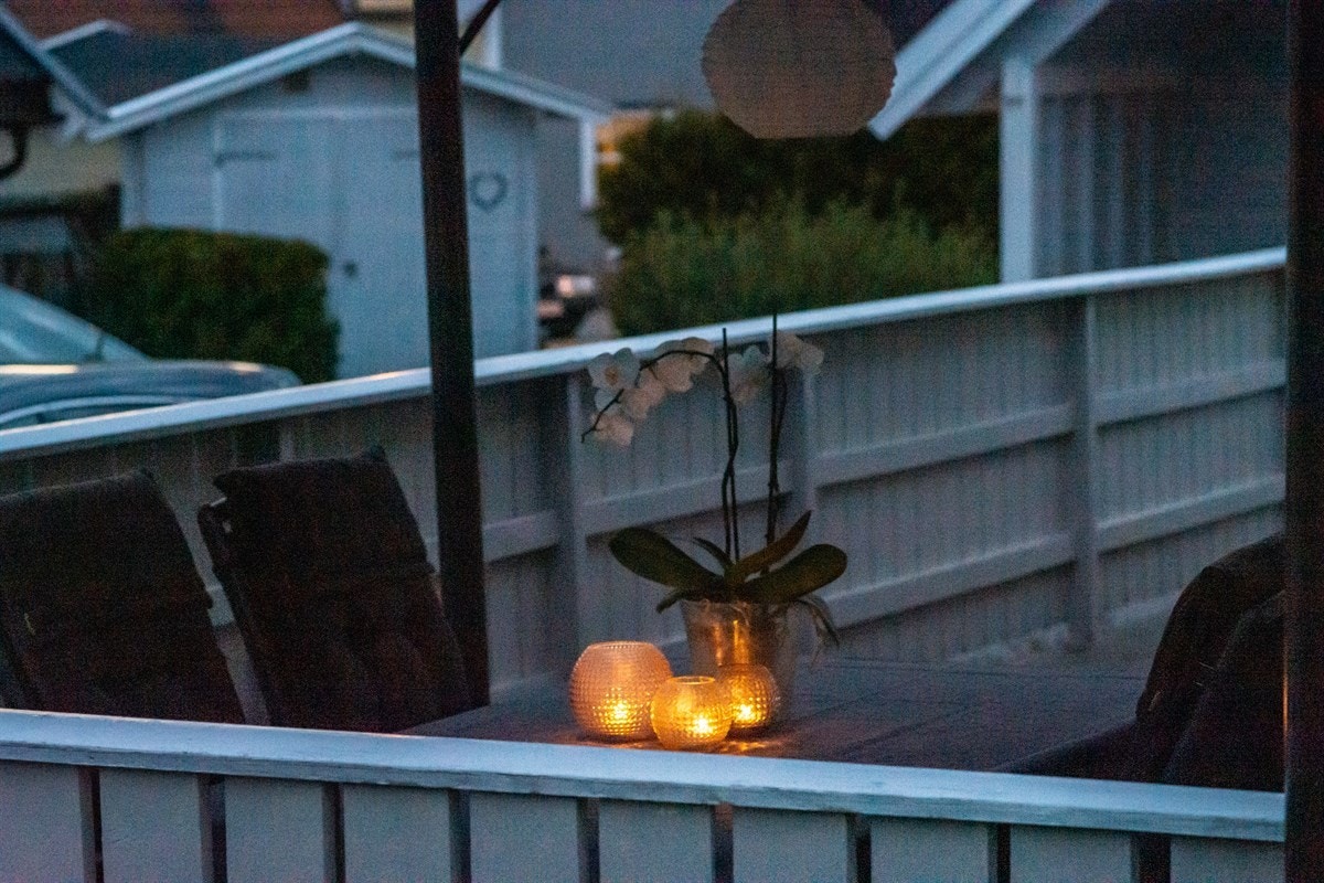 Kveldsstemning på terrassen. Galleribilde