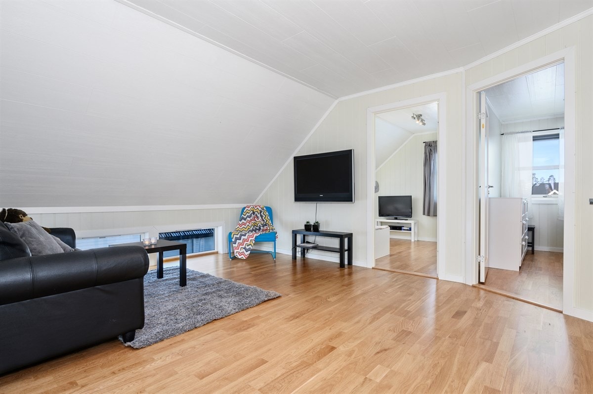 I boligens andre etasje er det en romslig loftstue. Galleribilde