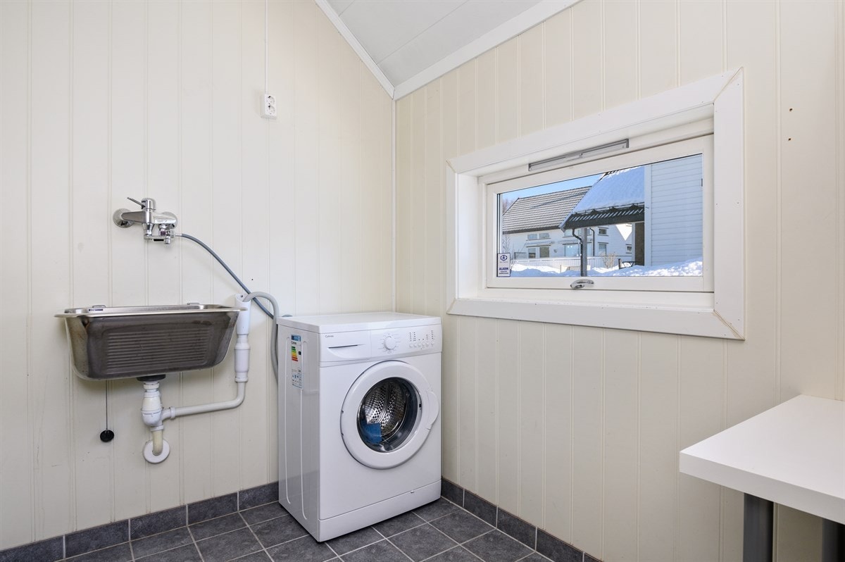 Vaskerommet er romslig. På vaskerommet har du varmtvannsbereder og uttak til sentralstøvsuger. Galleribilde