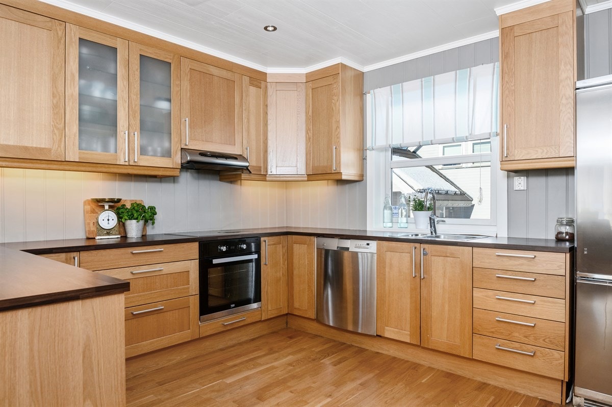 Kjøkkenet har takhøye skap og god benkeplass samt opplegg for oppvaskmaskin. Galleribilde