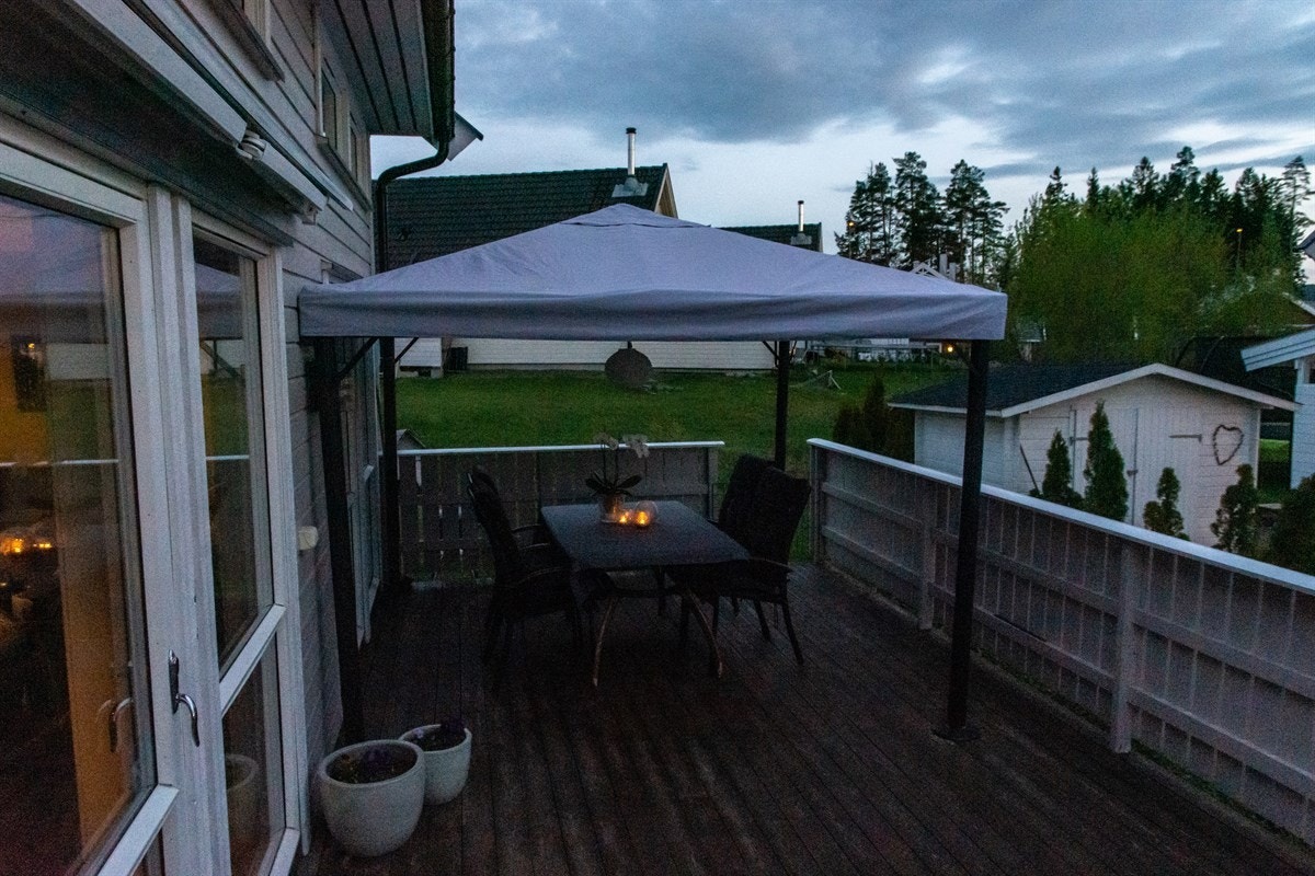 Kveldsstemning på terrassen. Galleribilde