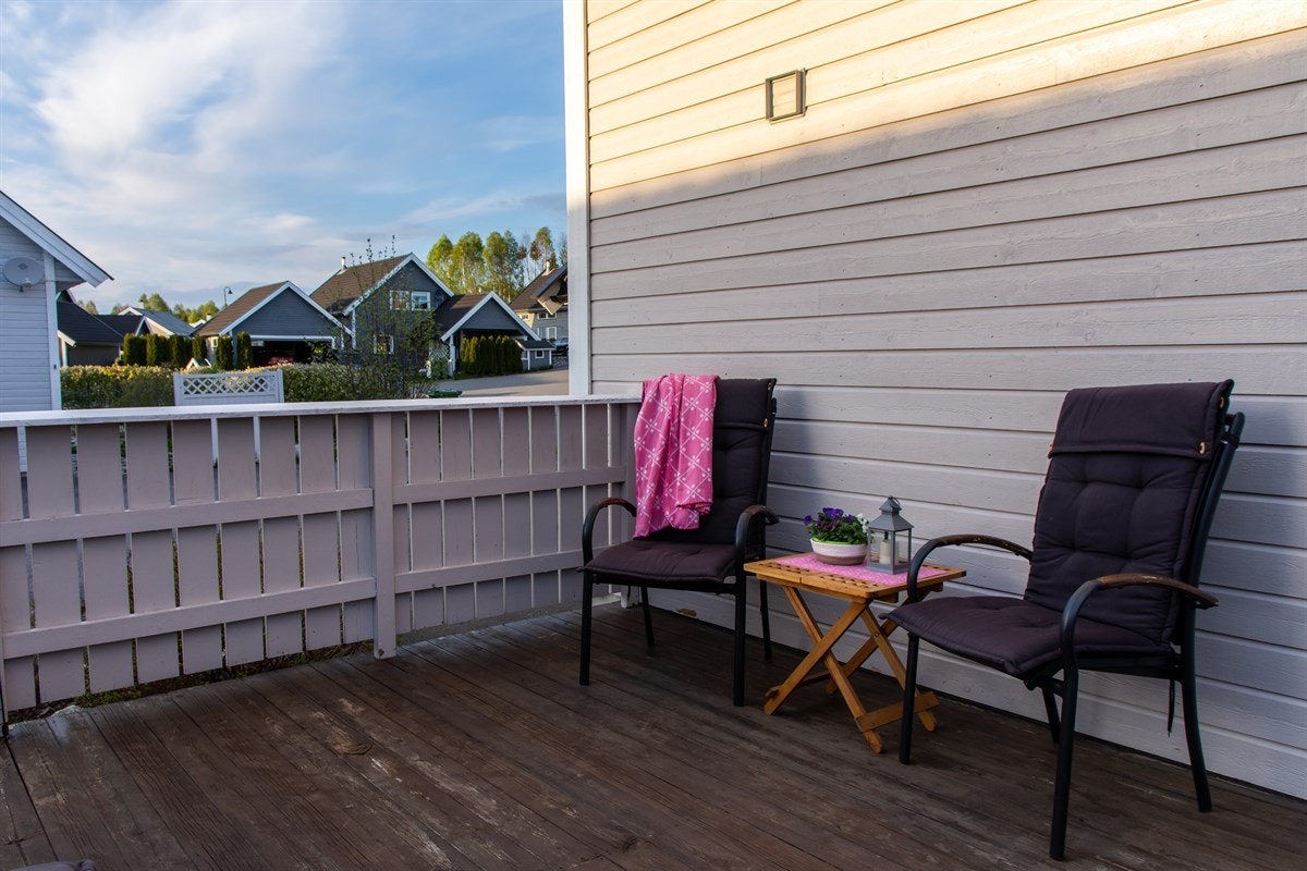 Terrassen er av god størrelse så her kan du nyte sene kvelder. Galleribilde