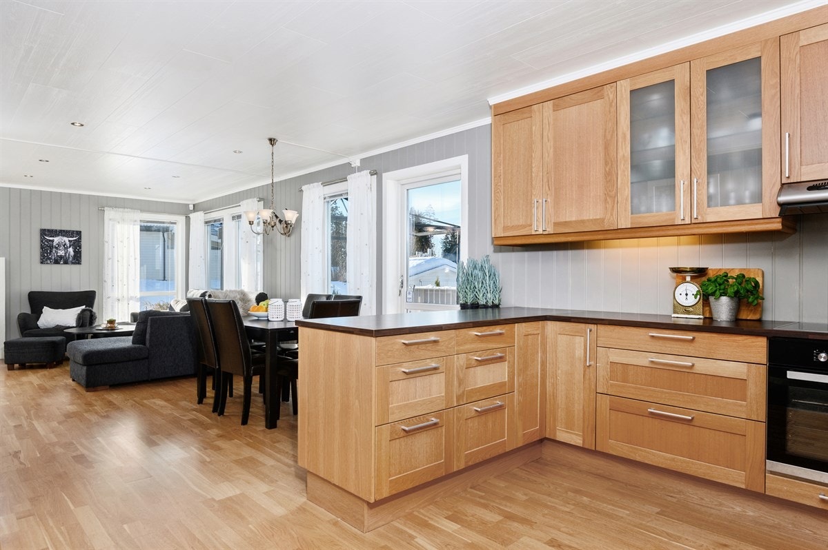 Kjøkkenet ligger i åpen løsning med stuen. Galleribilde