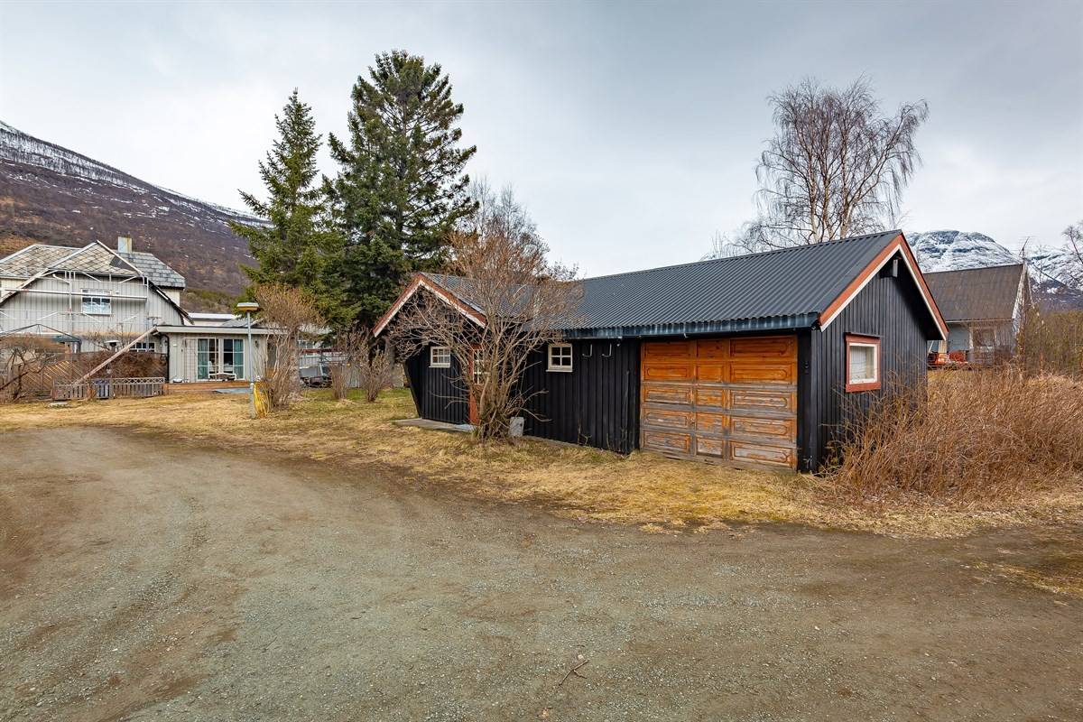 Garasjebygg på tomt med tilhørende bod/lager