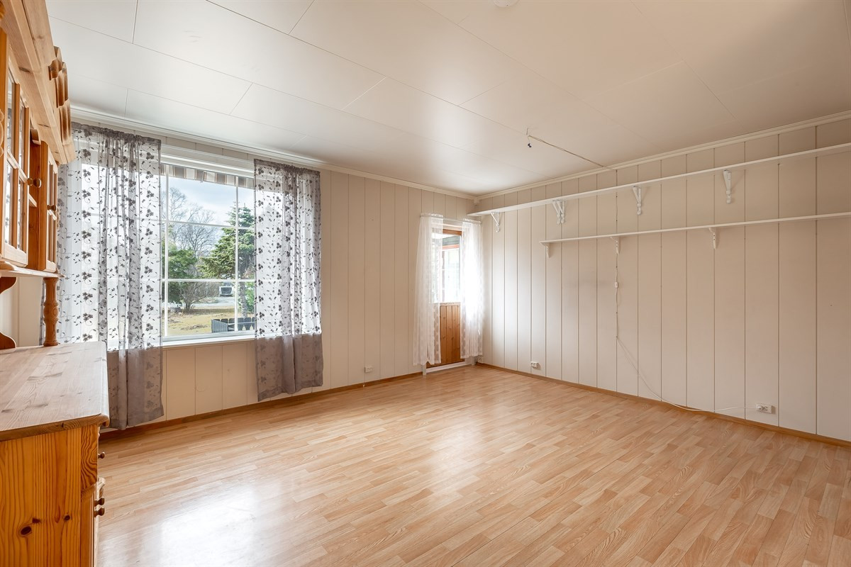Fra spisestue er det utgang til vestvendt terrasse