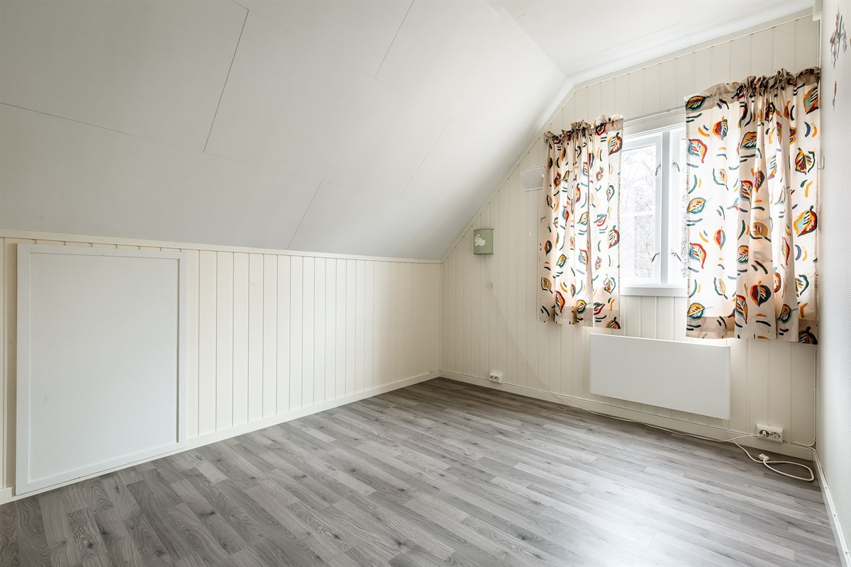Soverom 3 med praktisk knekott