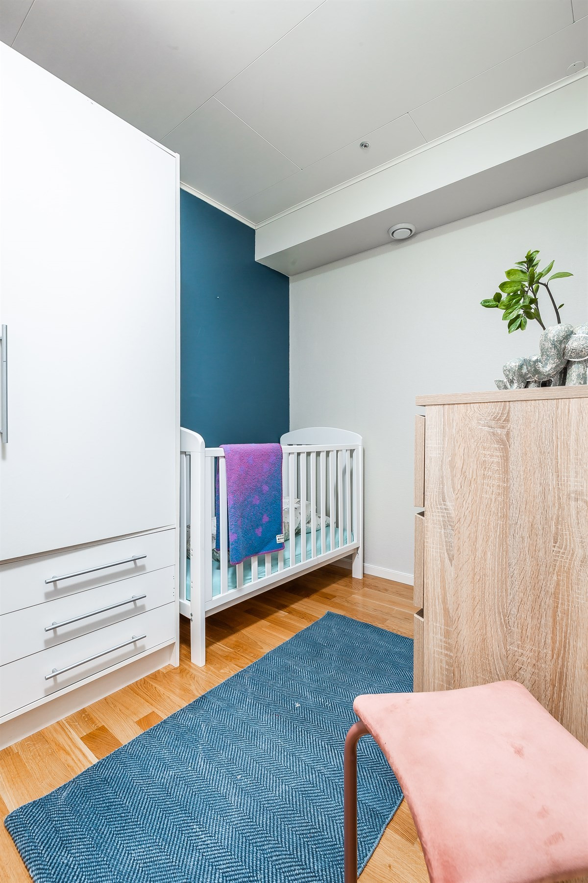 Soverommet er avdelt og det er etablert innredet rom med skyvedør til soverom.