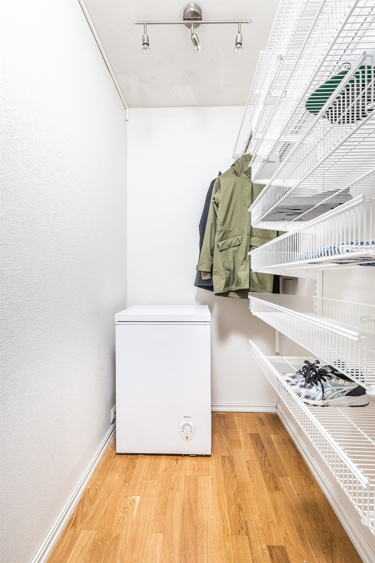Romslig bod/garderobe