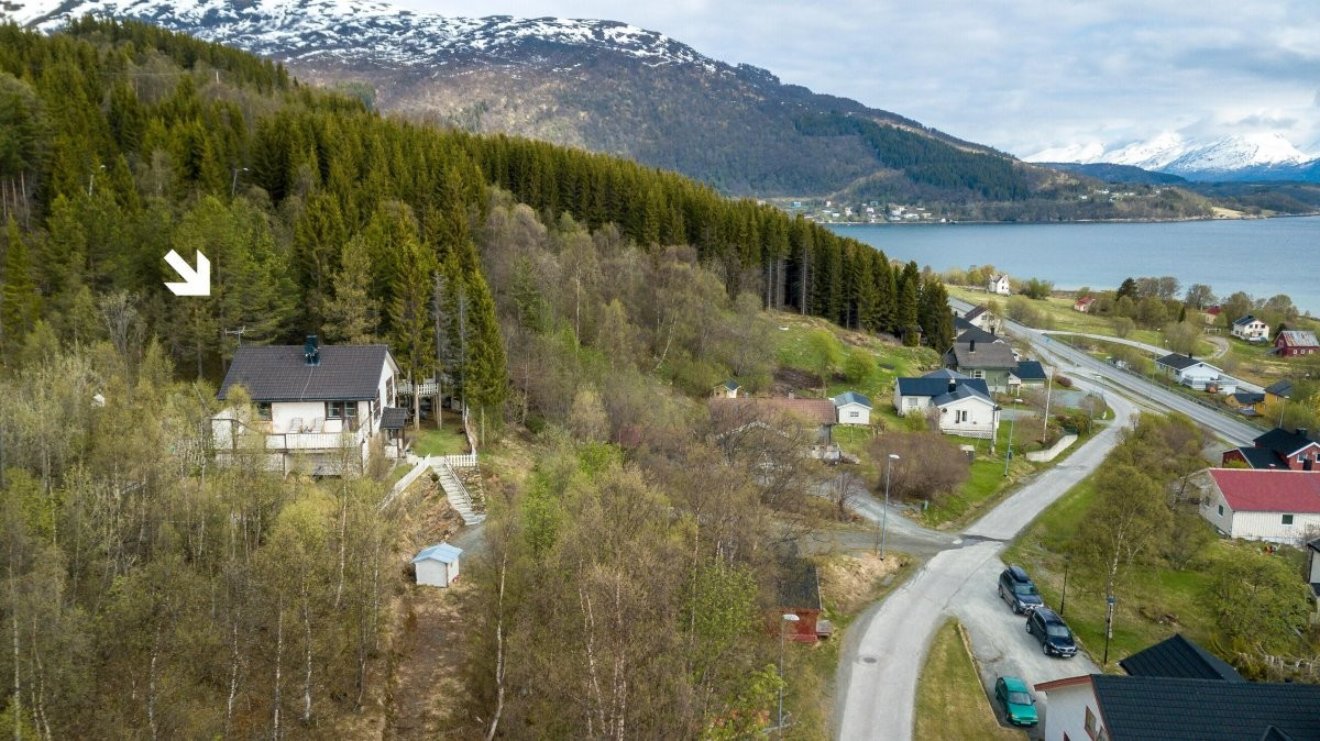 Boligen ligger i sentrum av Lyngseidet med kort vei til butikker, skole, barnehage, verksted, samt kommunale servicetjenester